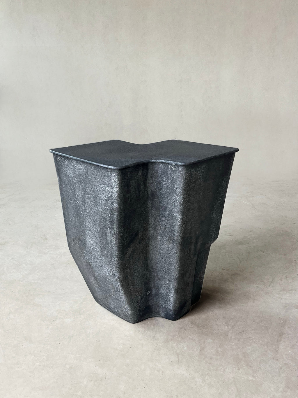 Clam Table, Medium - Eclipse