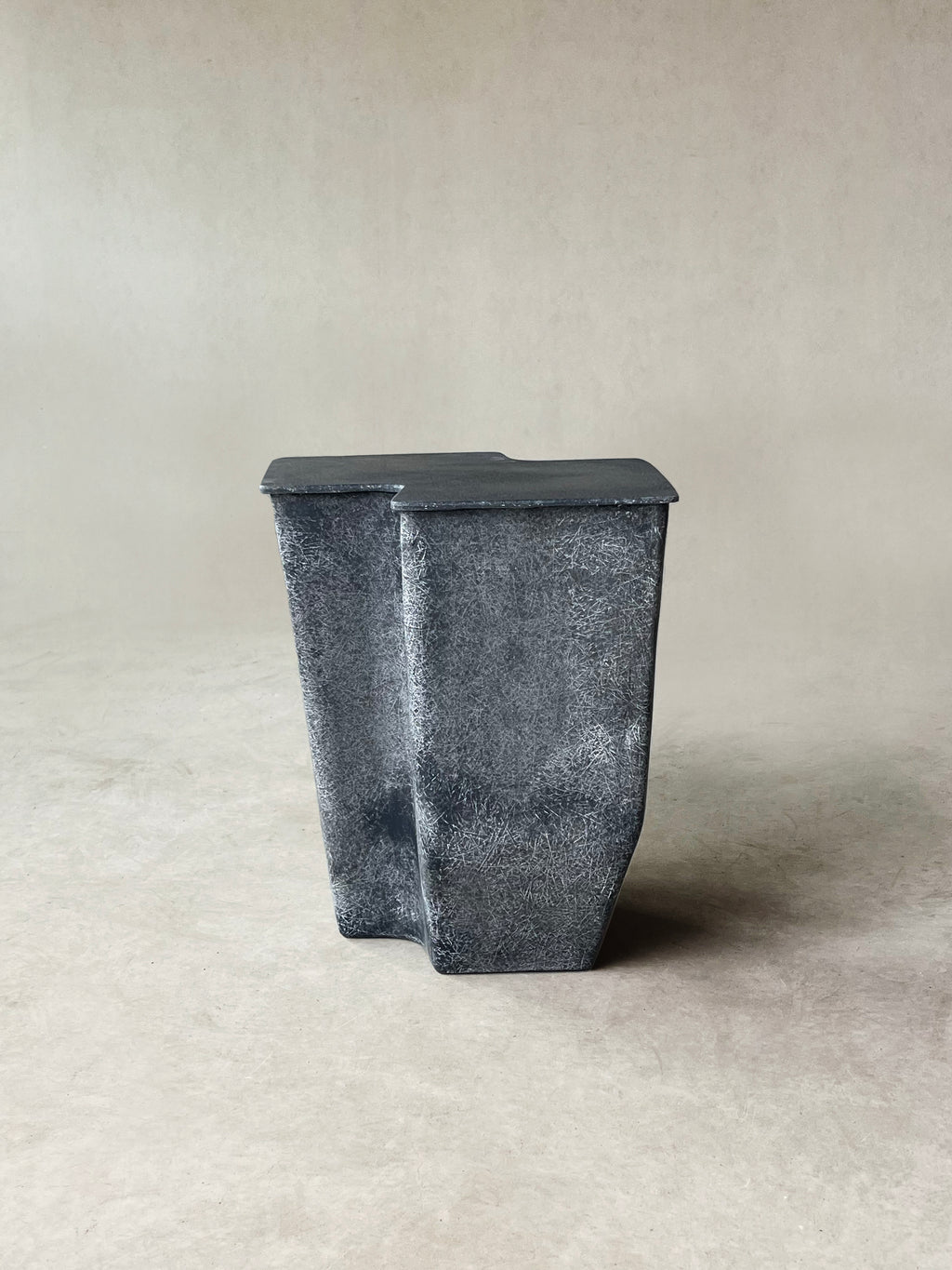 Clam Table, Medium - Eclipse